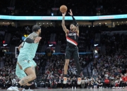 爱游戏登录入口-包含黄蜂后卫上场神勇，控制比赛节奏带领队伍取胜的词条