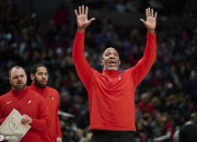 爱游戏官方入口-开拓者主教练被解职，球队风波越演越烈