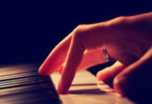 爱游戏网页版入口-马刺主将展现领袖风范带队胜出：冠军之路上的不灭火炬