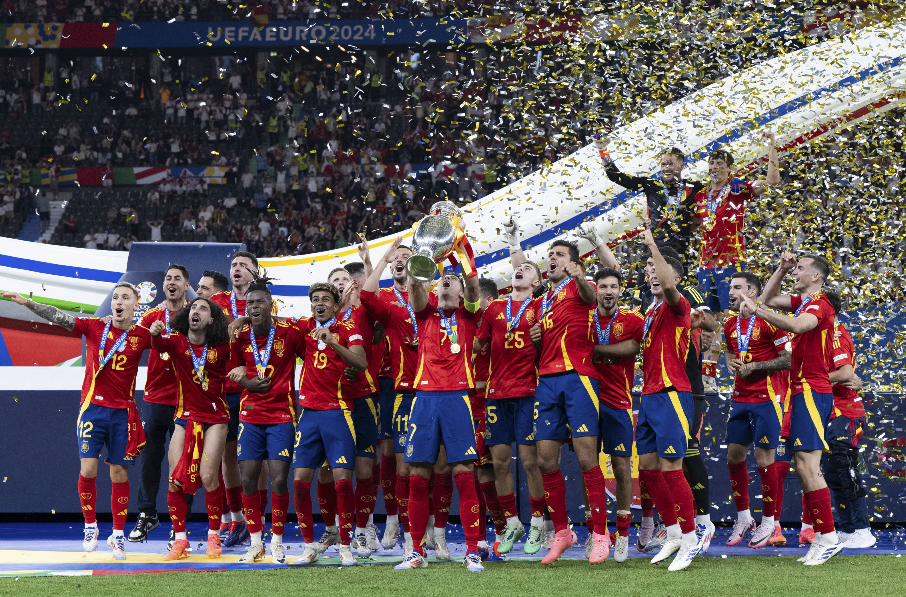 欧洲国家杯比赛场面激烈，输赢难分