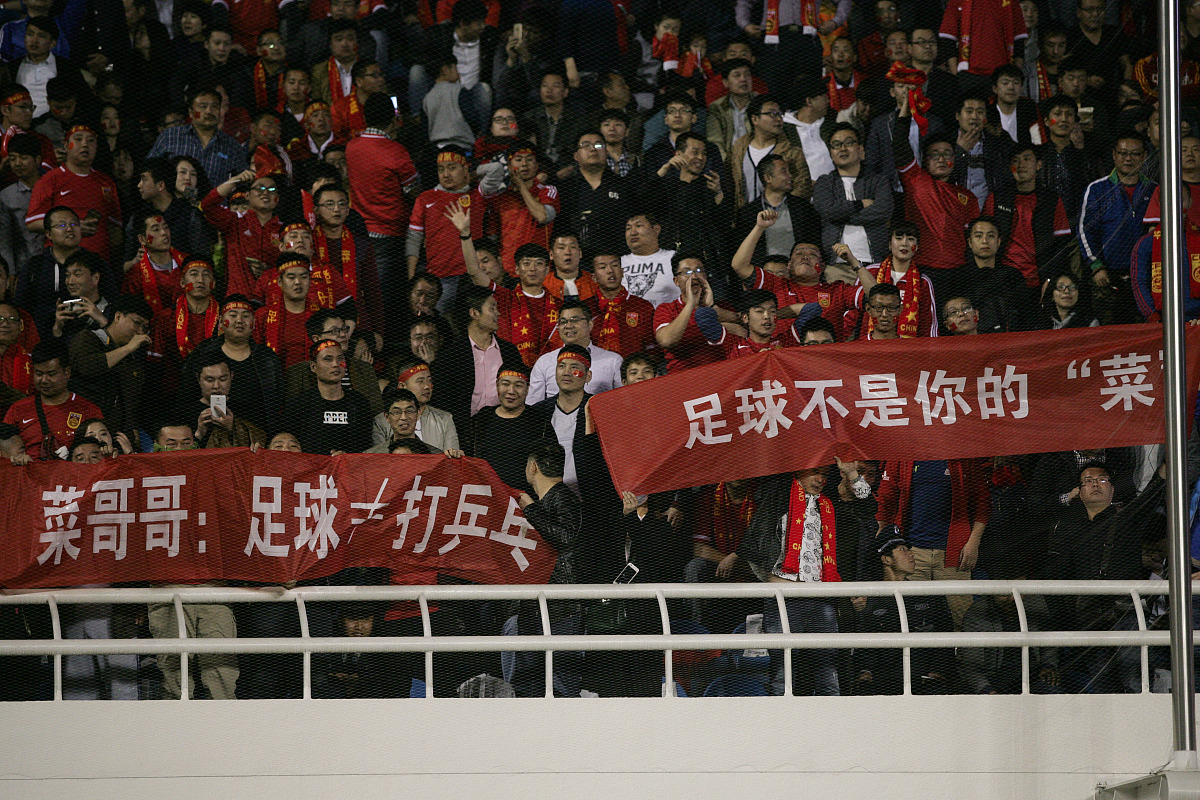 足球大战势均力敌,观众尽情欣赏 足球大战势均力敌,观众尽情欣赏