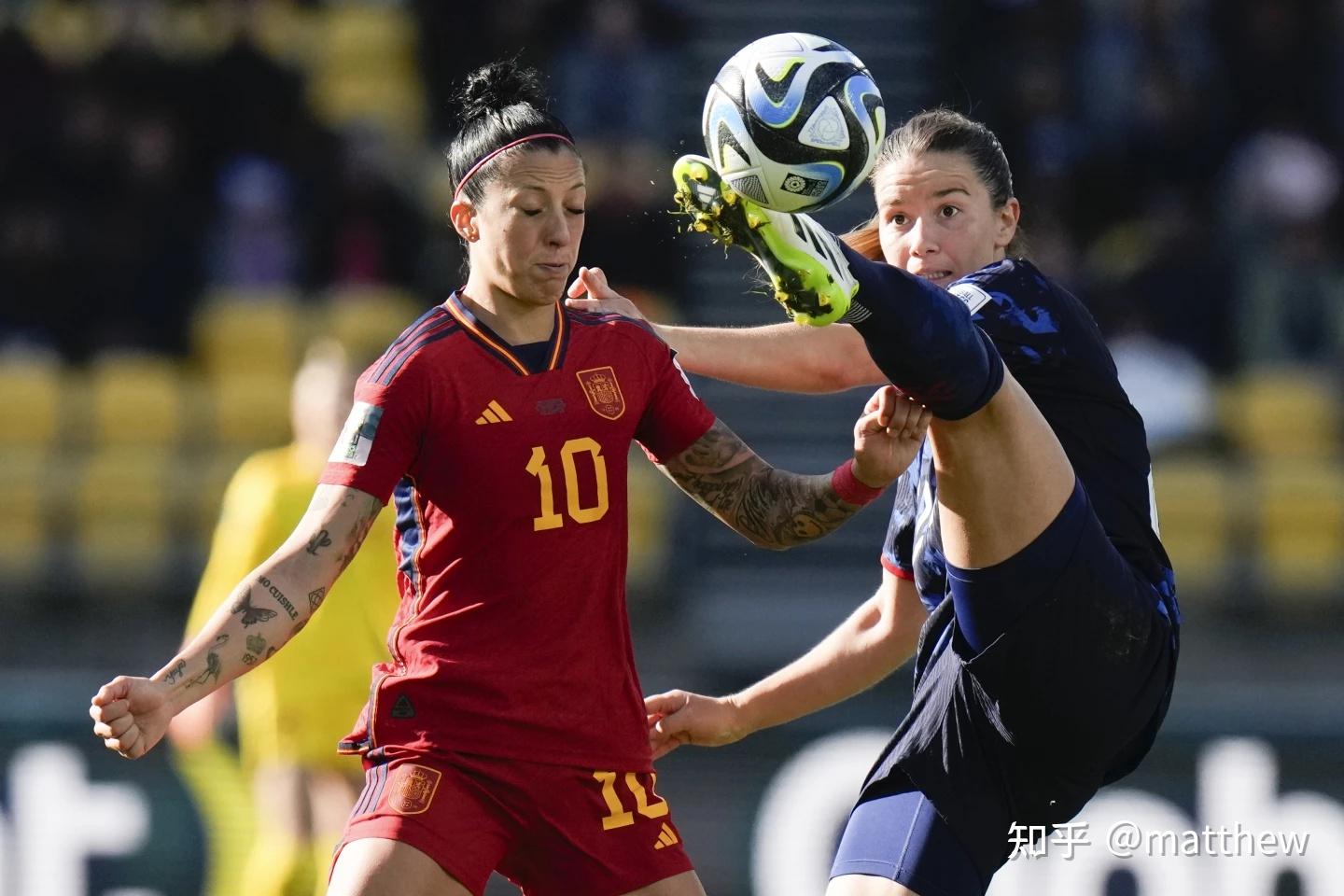 荷兰女足队在比赛中突破障碍 荷兰女足队在比赛中突破障碍