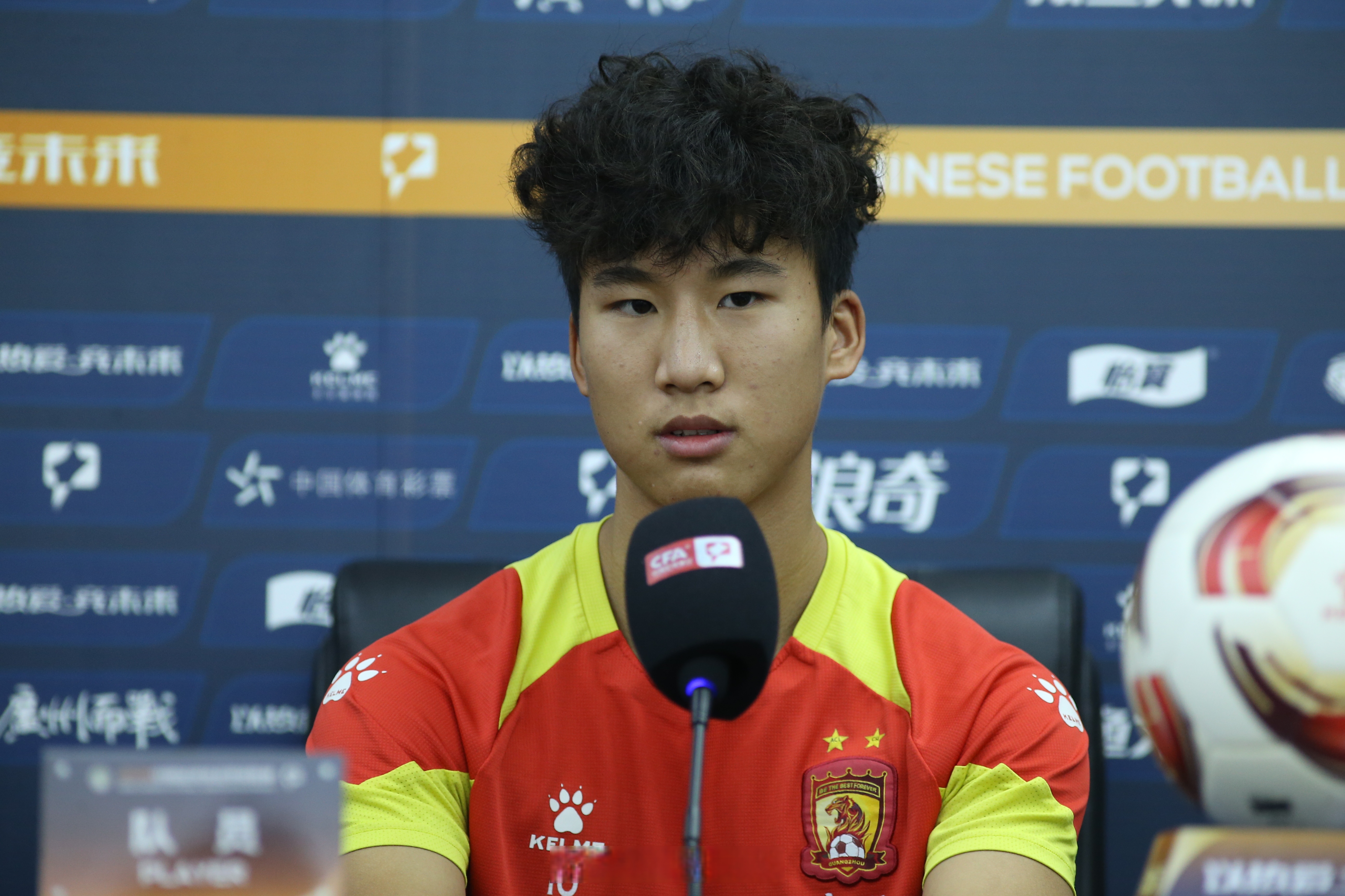 球队主教练备战赛场策略解析 球队主教练备战赛场策略解析