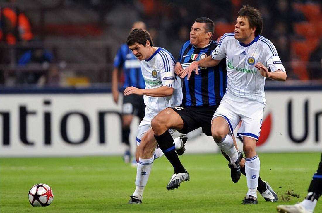 包含基辅迪纳摩客场大胜，小组排名稳固领先的词条