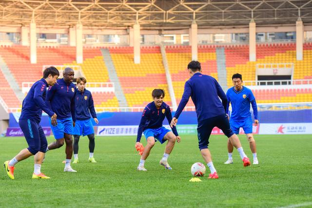 关于足球赛事热火朝天，球队实力对话激烈的信息