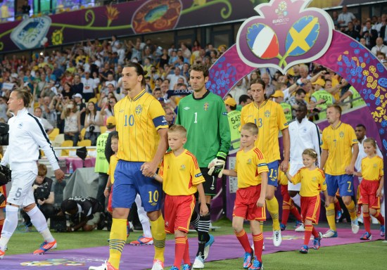 西班牙队击败瑞典,闯入欧洲足球巅峰赛 西班牙队击败瑞典,闯入欧洲足球巅峰赛