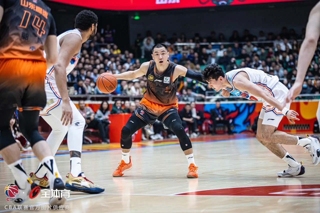 山东男篮客场大胜,全队发挥出色 山东男篮客场大胜,全队发挥出色
