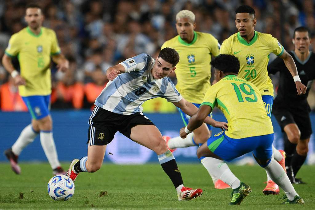 巴西球队大胜阿根廷,晋级半决赛 巴西球队大胜阿根廷,晋级半决赛