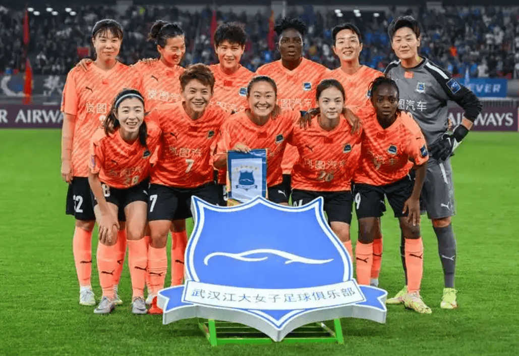 包含中国女足崇尚团队合作，赢得殊荣的词条