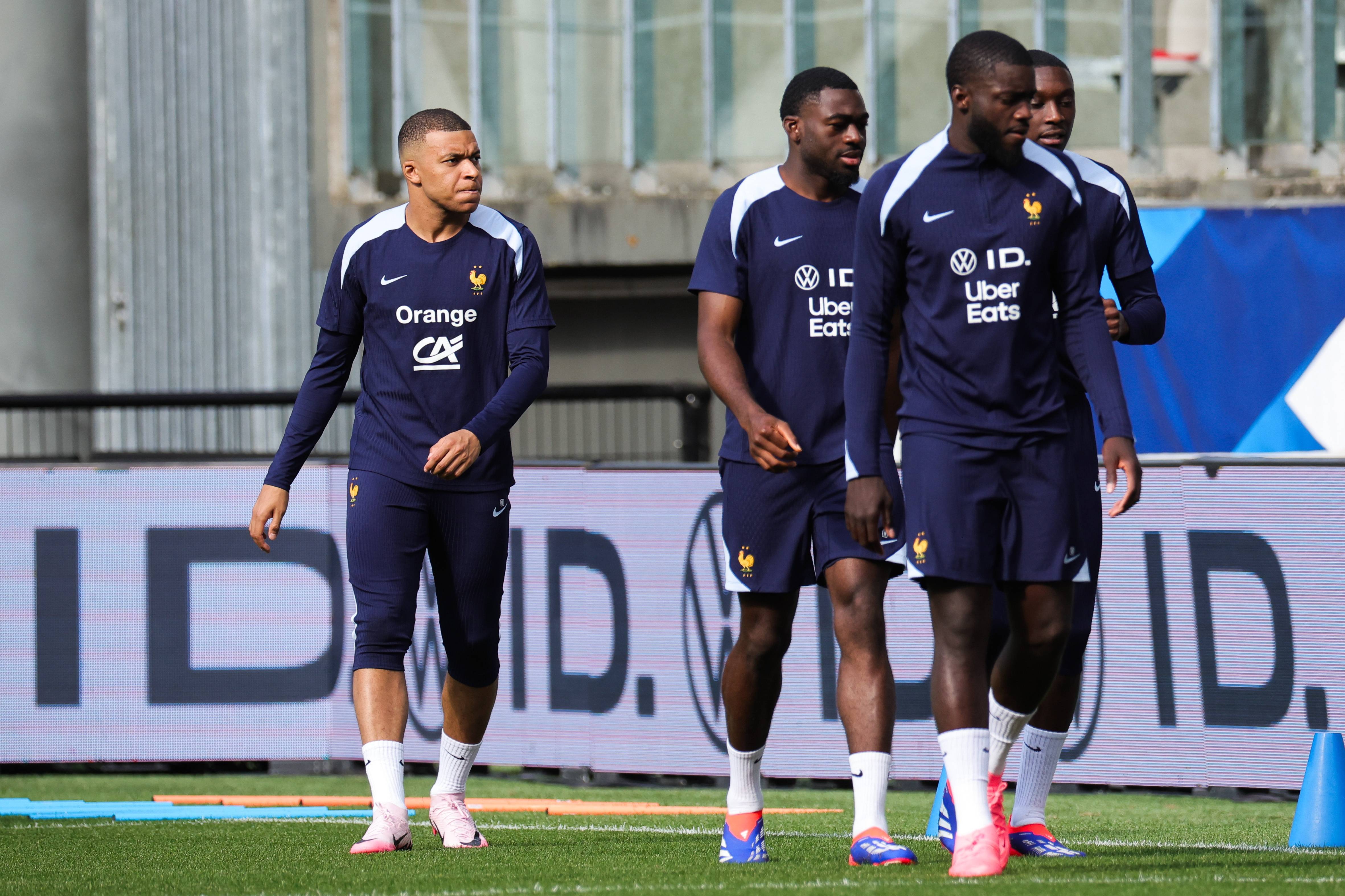 法国队在欧国联赛事中展现出色,成功晋级 法国队在欧国联赛事中展现出色,成功晋级