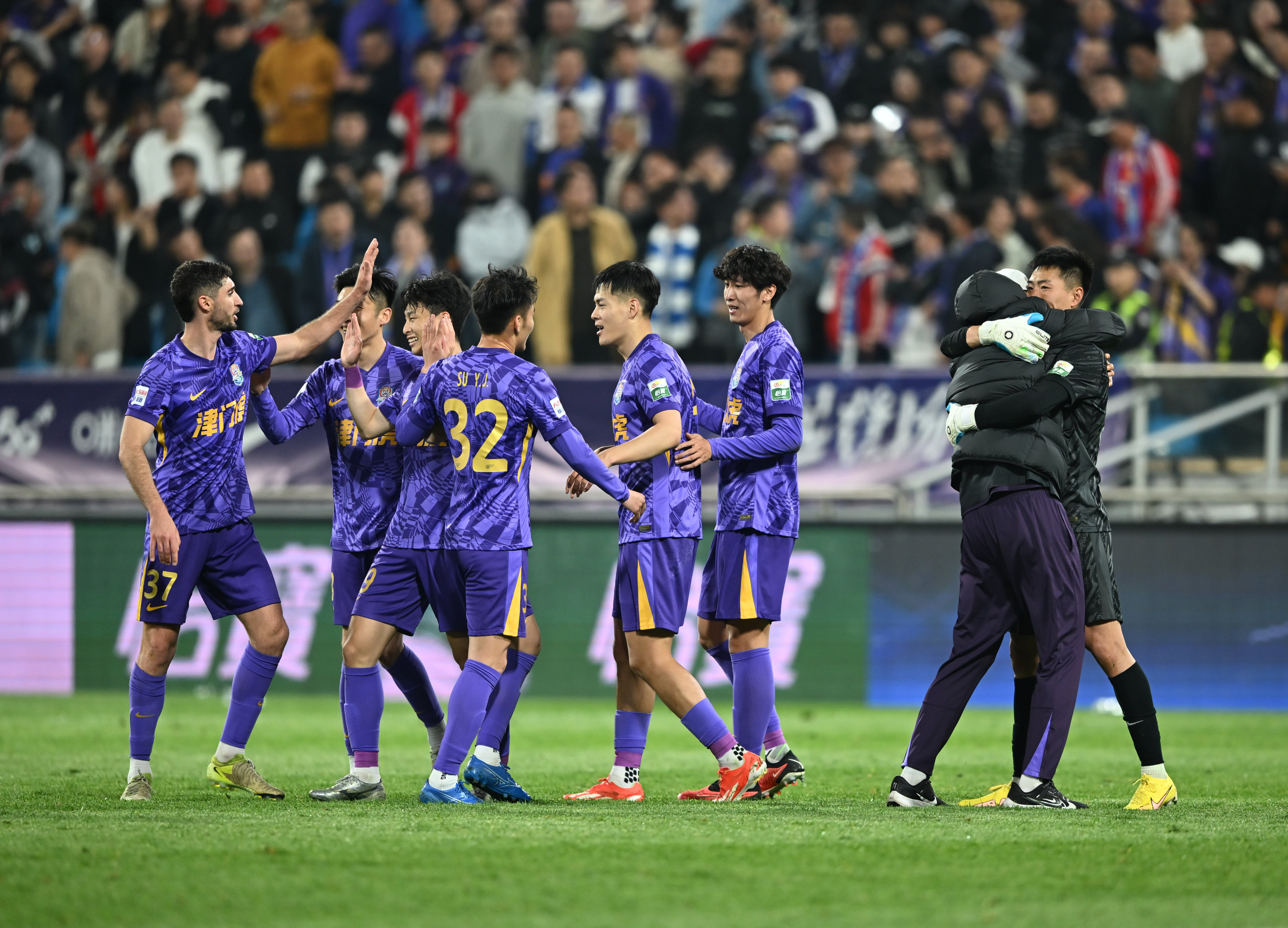 包含杭州绿城客场战胜对手，连胜势头明显的词条