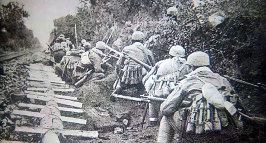 艰难阻击顽敌,英雄团结气势如虹的简单介绍 艰难阻击顽敌,英雄团结气势如虹的简单介绍