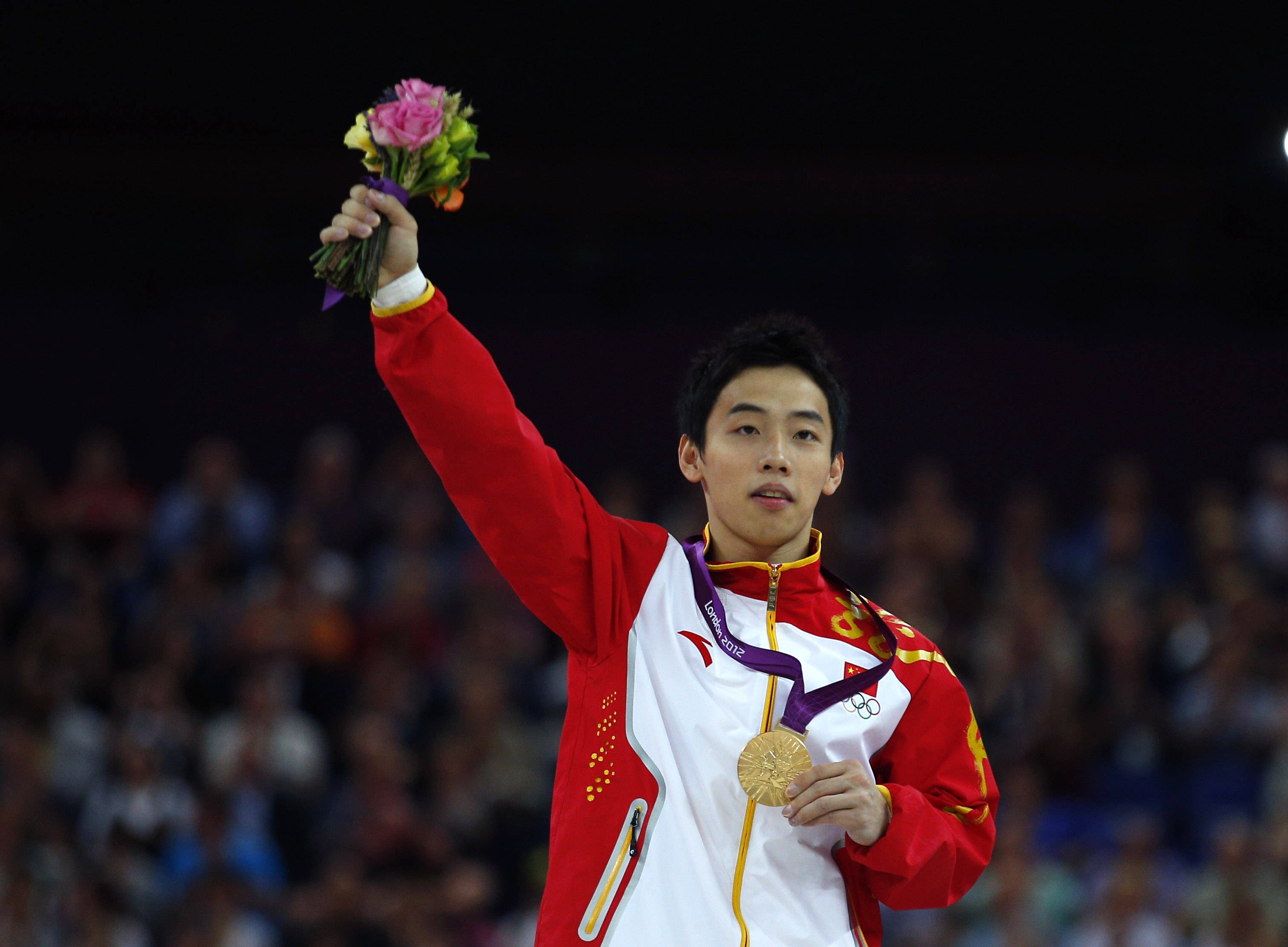 全力以赴!体操项目选手飞奔向金牌的简单介绍 全力以赴!体操项目选手飞奔向金牌的简单介绍