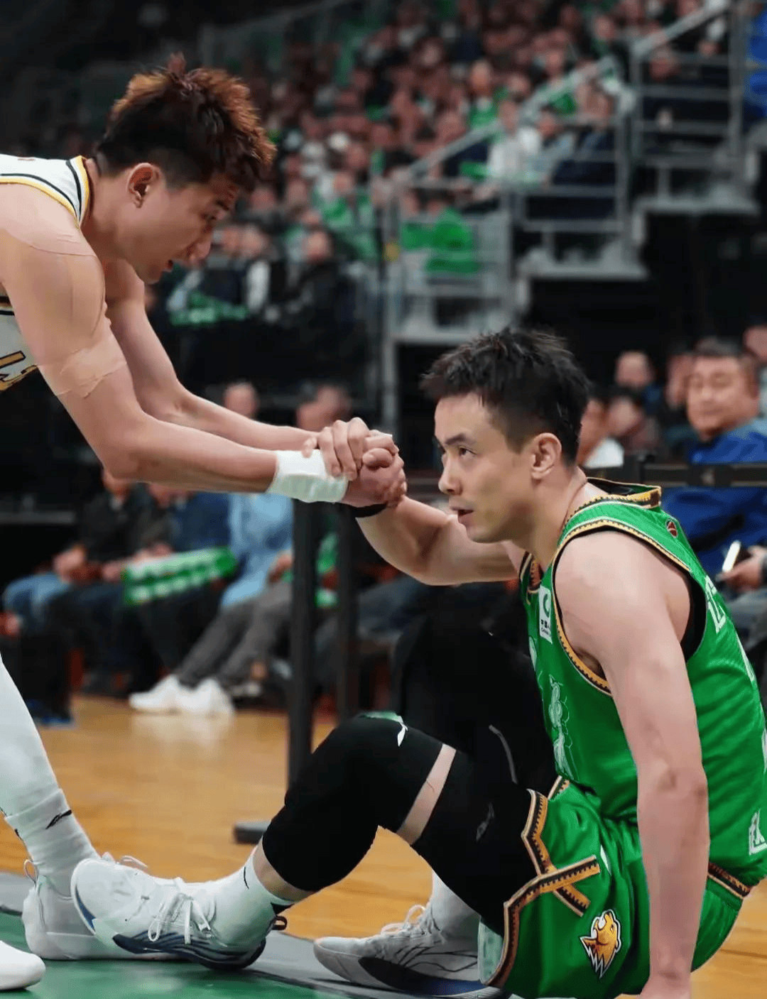 两支强队在激烈对决中展现实力 两支强队在激烈对决中展现实力