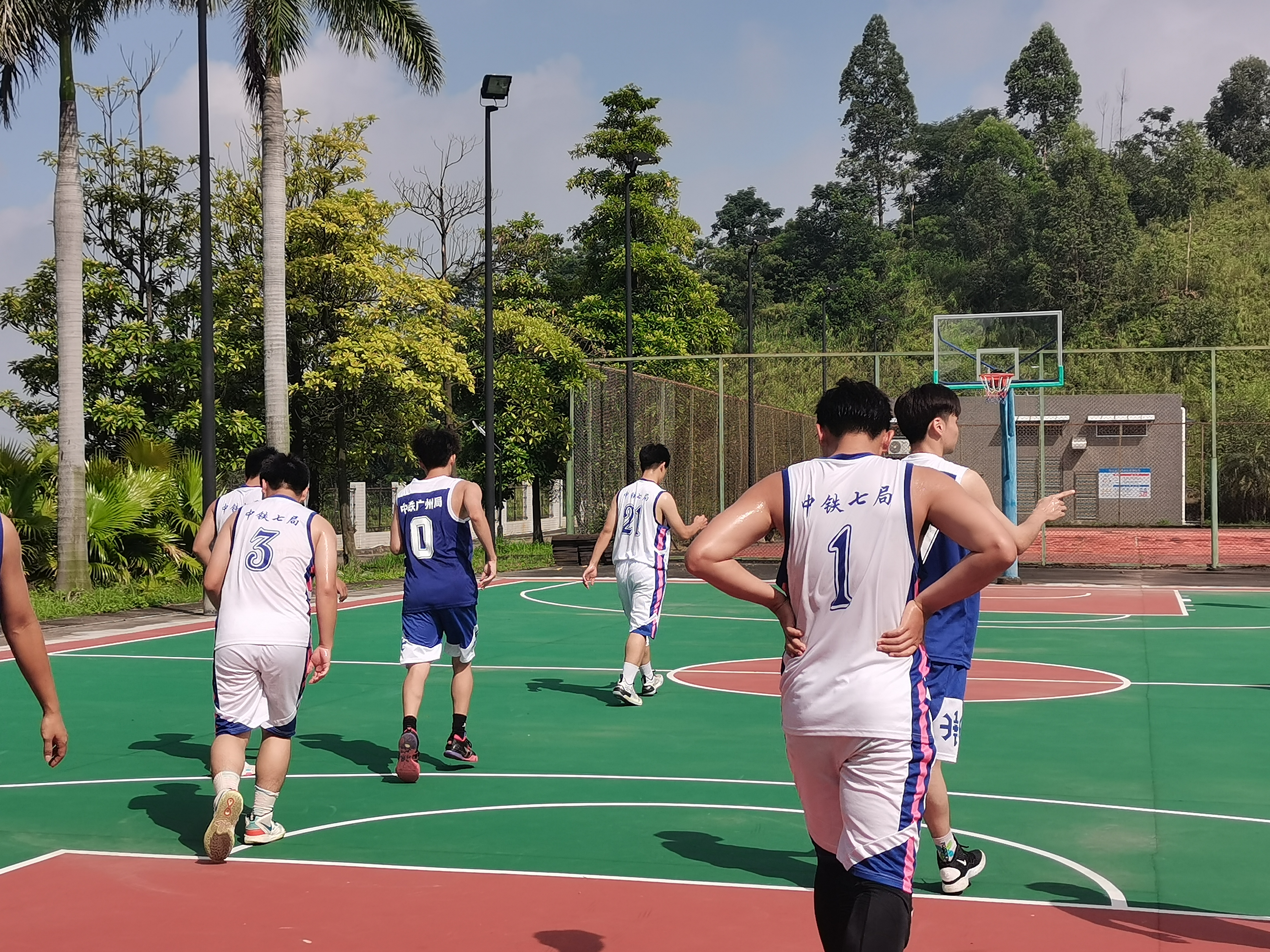 篮球联赛激情开启,球队拼尽全力冲围的简单介绍 篮球联赛激情开启,球队拼尽全力冲围的简单介绍