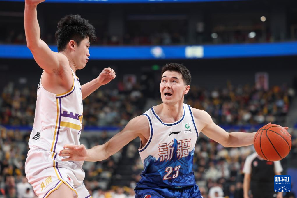 新疆队主场不敌对手,遭遇连败厄运 新疆队主场不敌对手,遭遇连败厄运