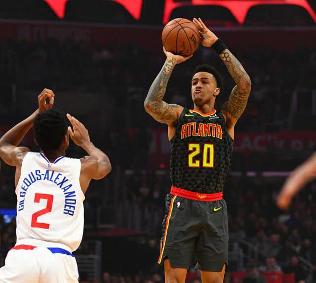 老鹰队小将闪耀,攻击突破对手 老鹰队小将闪耀,攻击突破对手