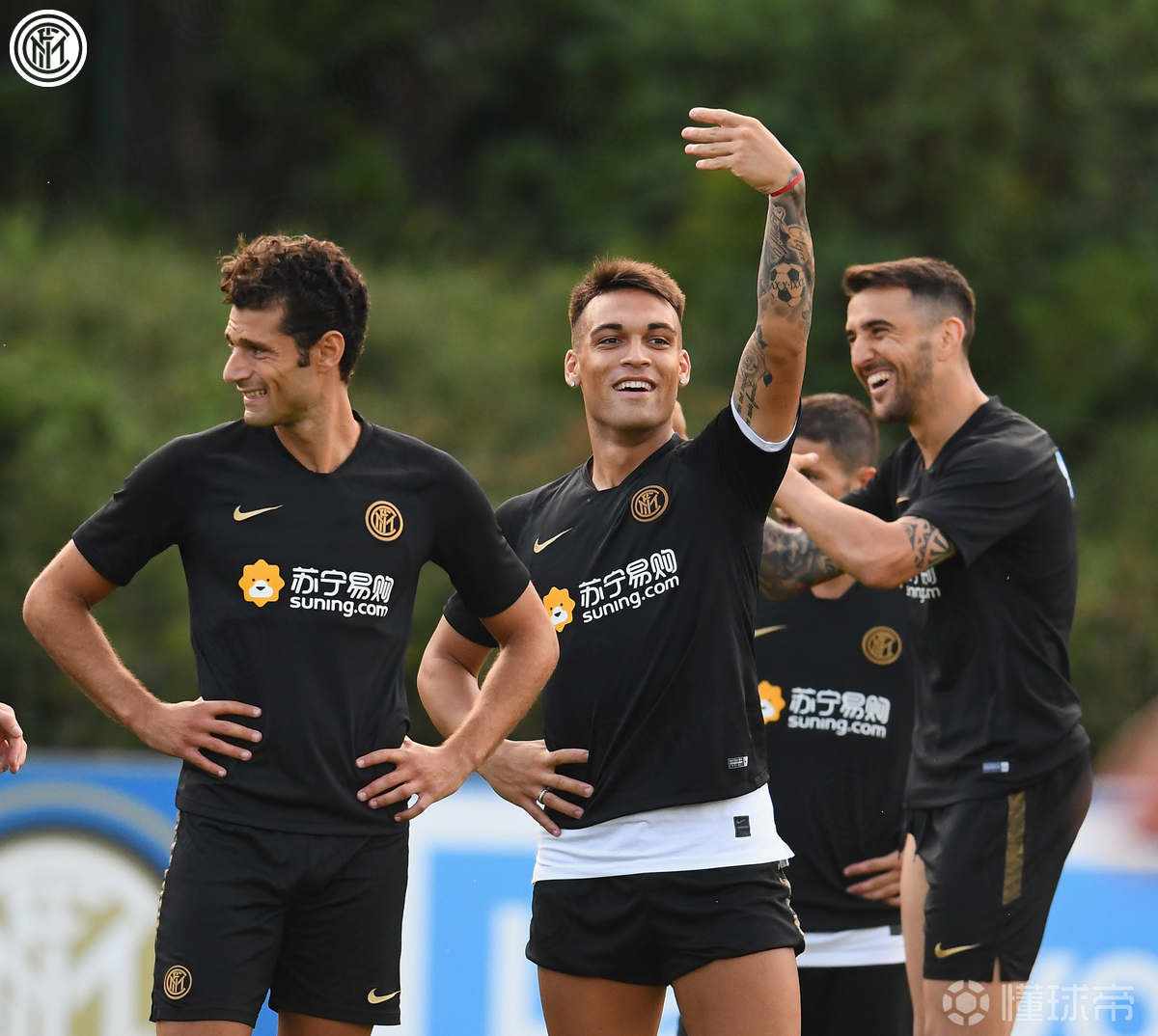 关于球队新装备亮相备战新季气氛热烈的信息 关于球队新装备亮相备战新季气氛热烈的信息