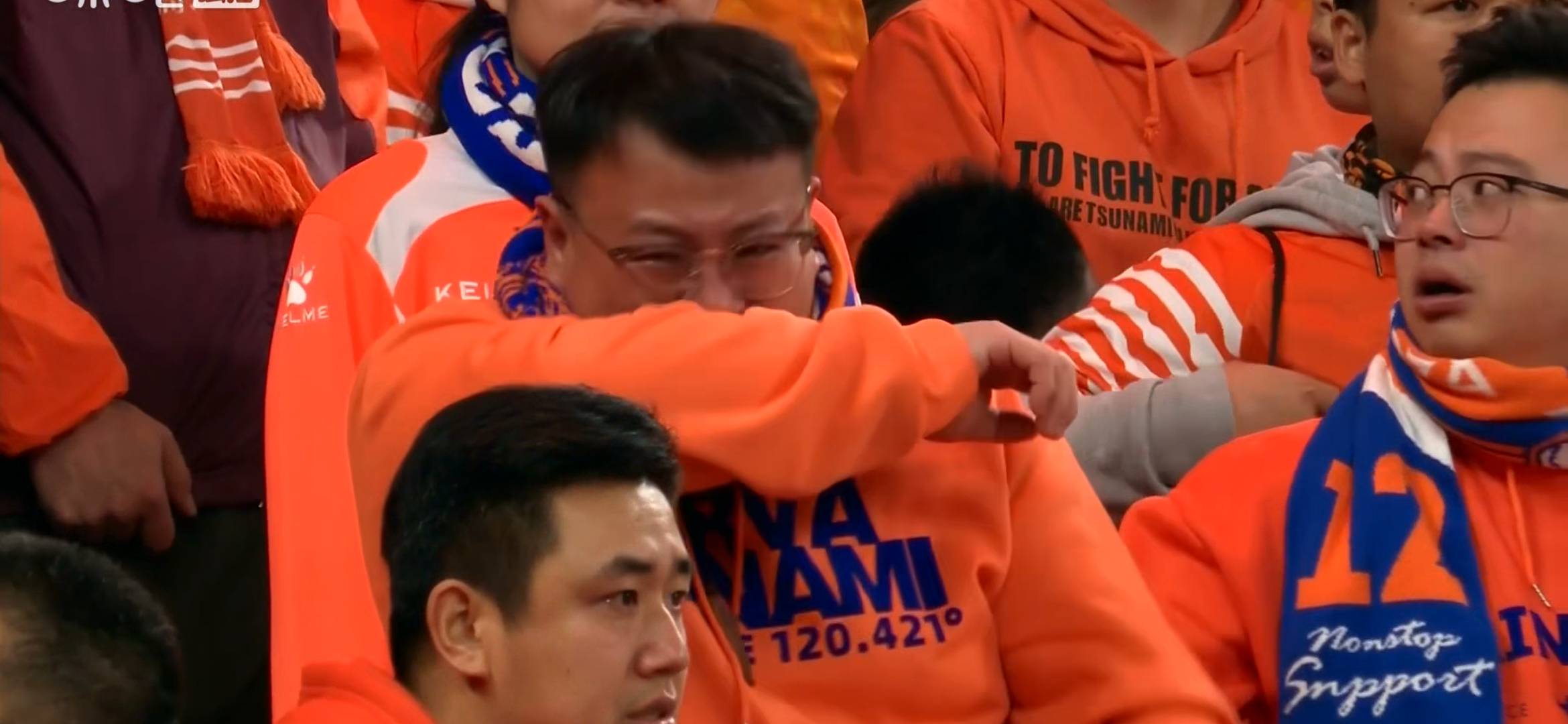 比赛场面不断波澜，球迷情绪高涨